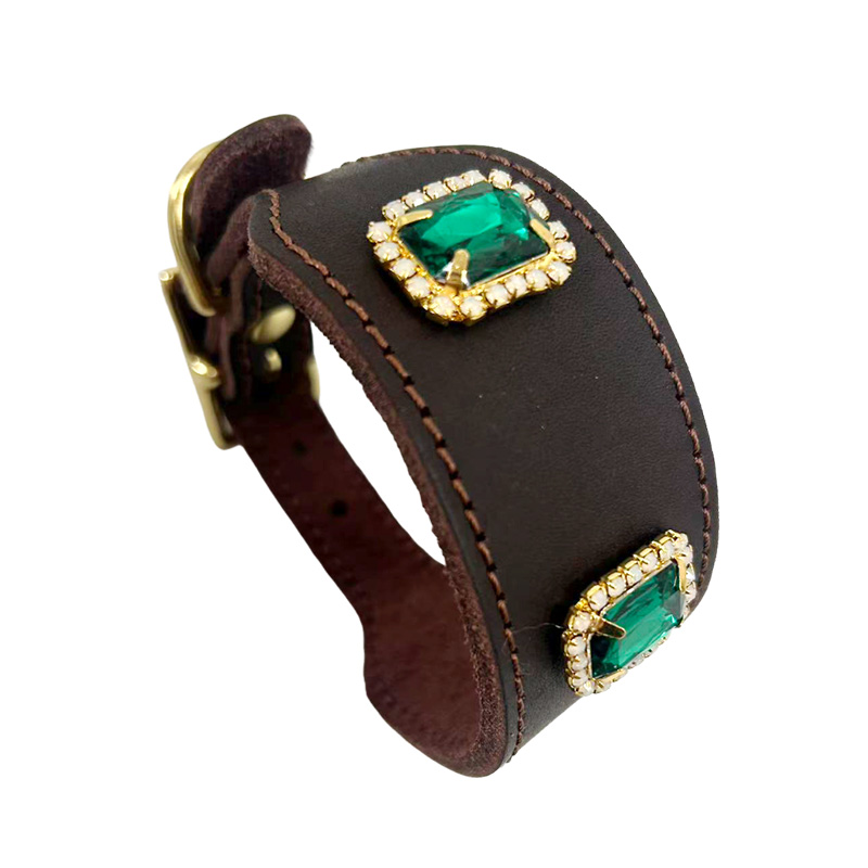 Colar de diamante bordado de couro bovino